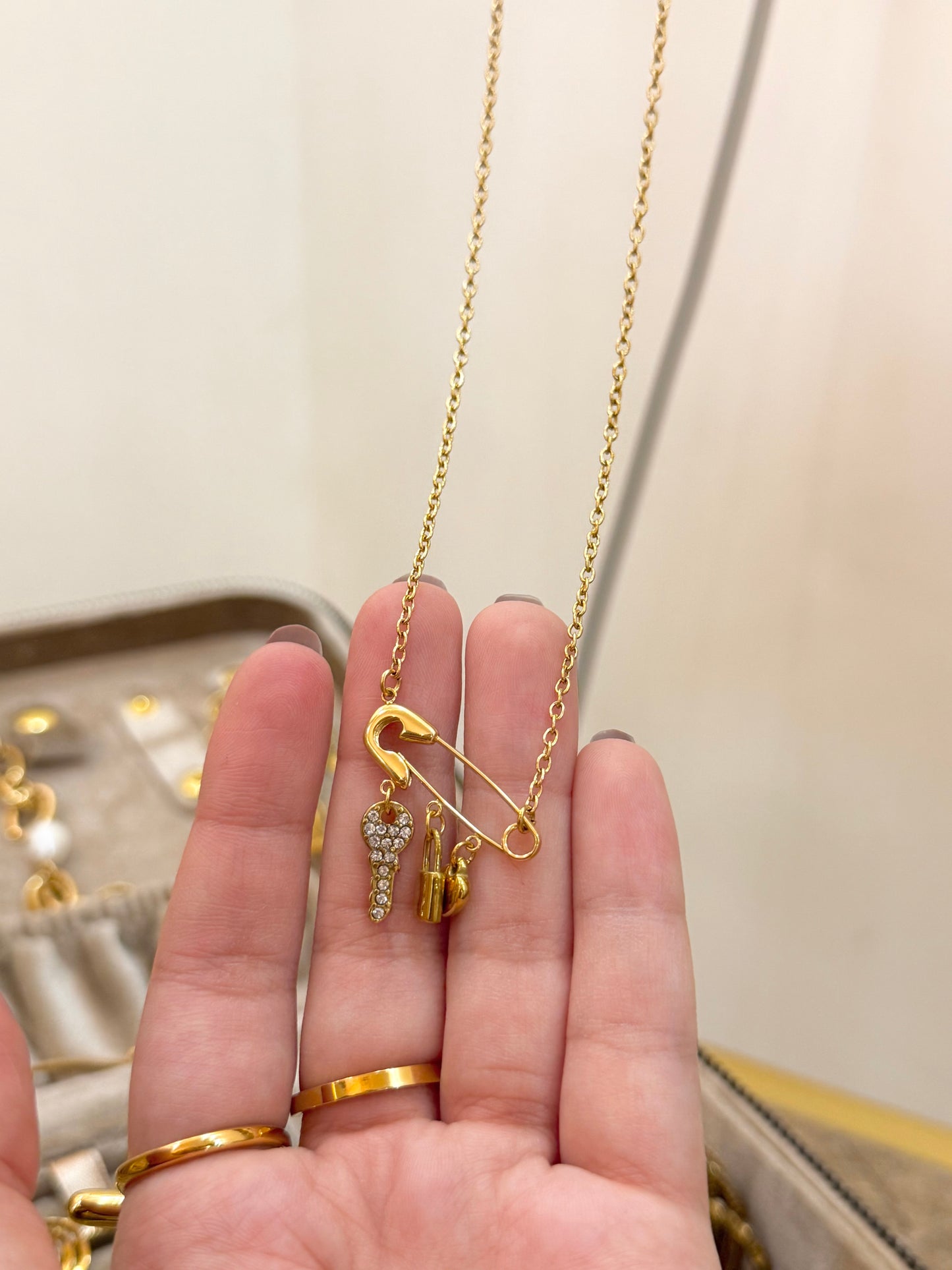 Lockheart Necklace- قلادة لوكهارت
