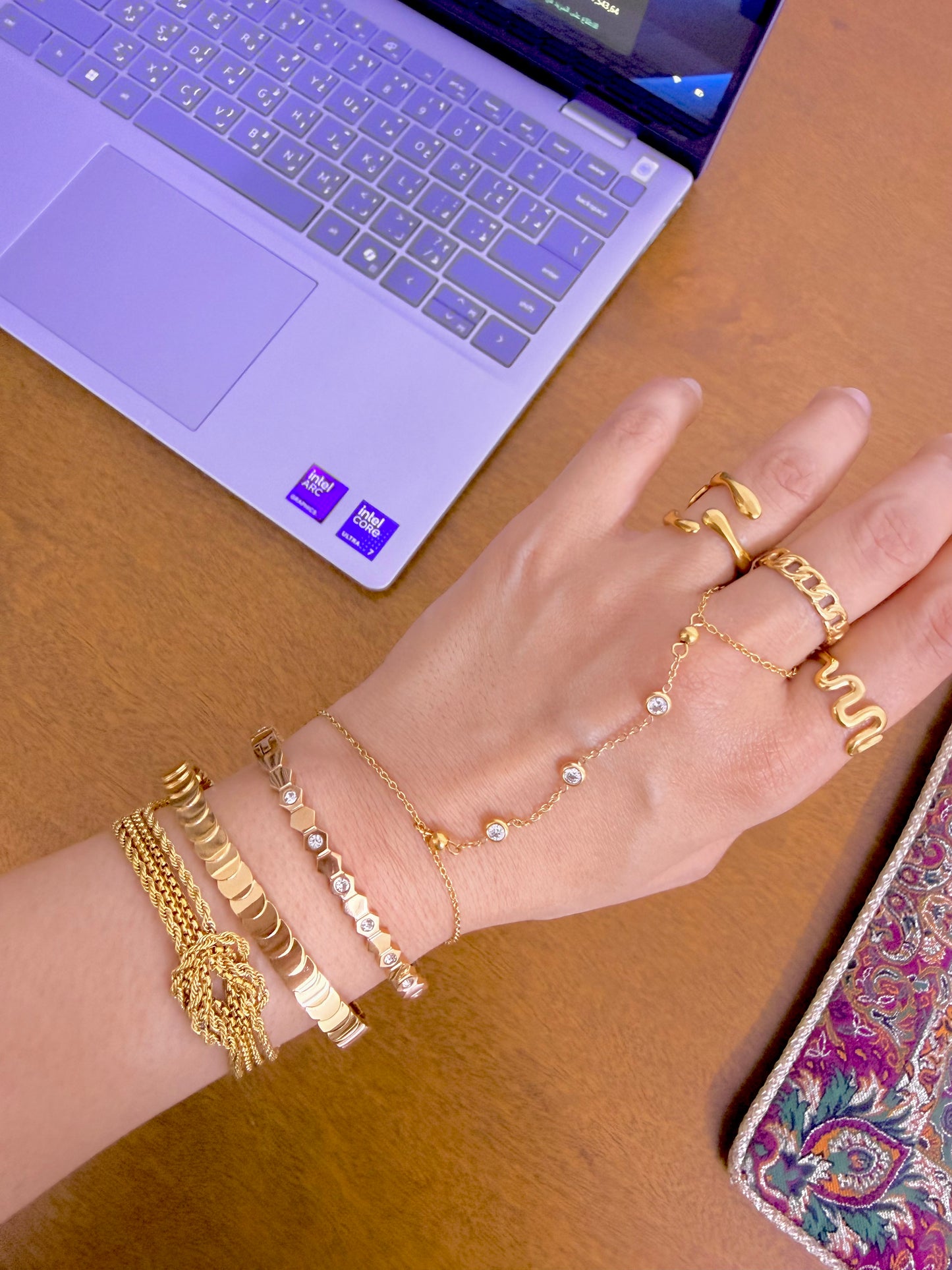 شباحية سيرين   - Serene Hand Chain