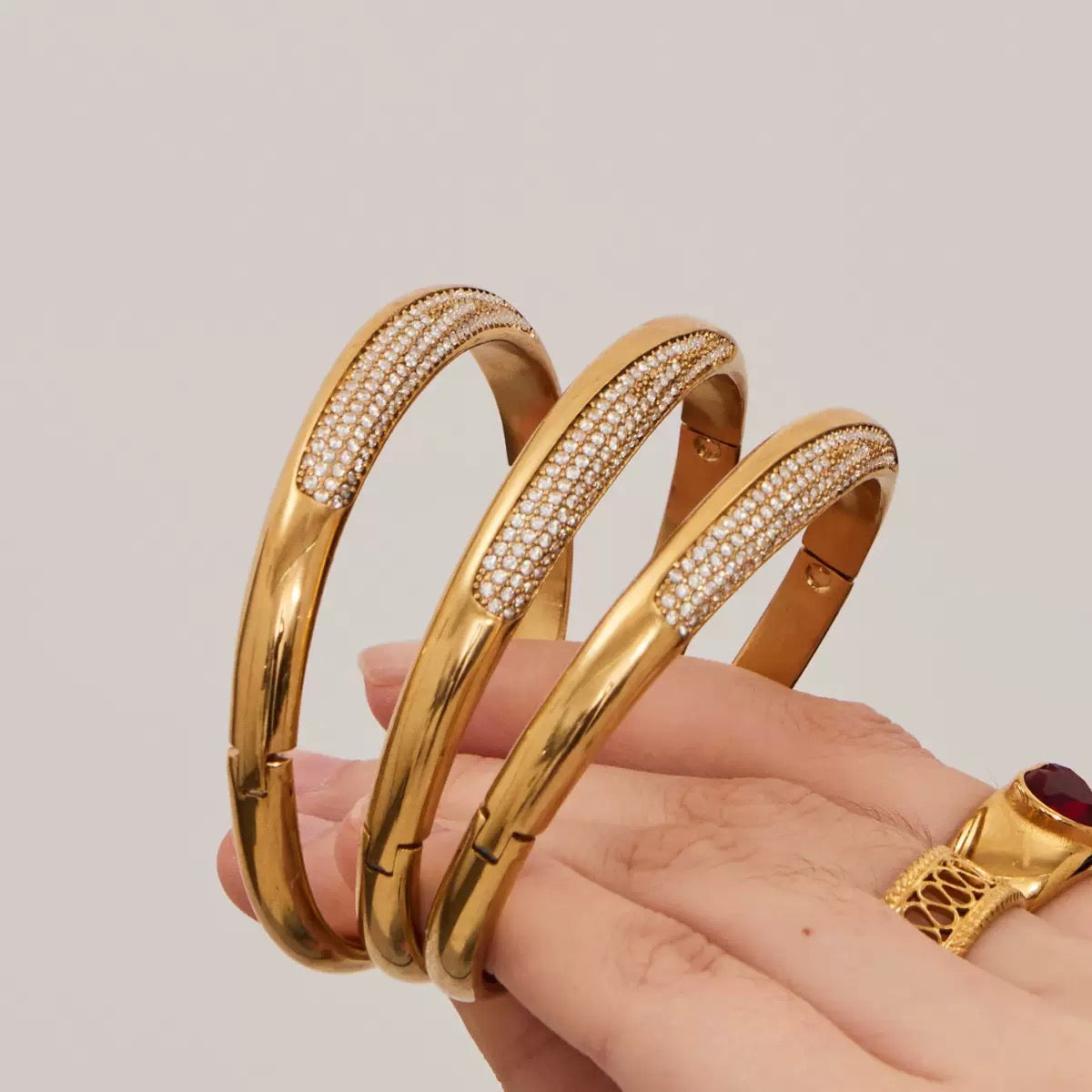 Gold Pavé Bangle- اسوارة جولدبيف