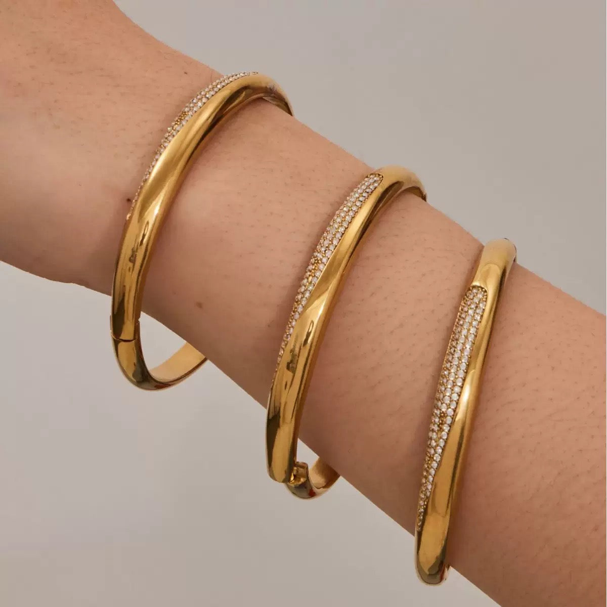 Gold Pavé Bangle- اسوارة جولدبيف