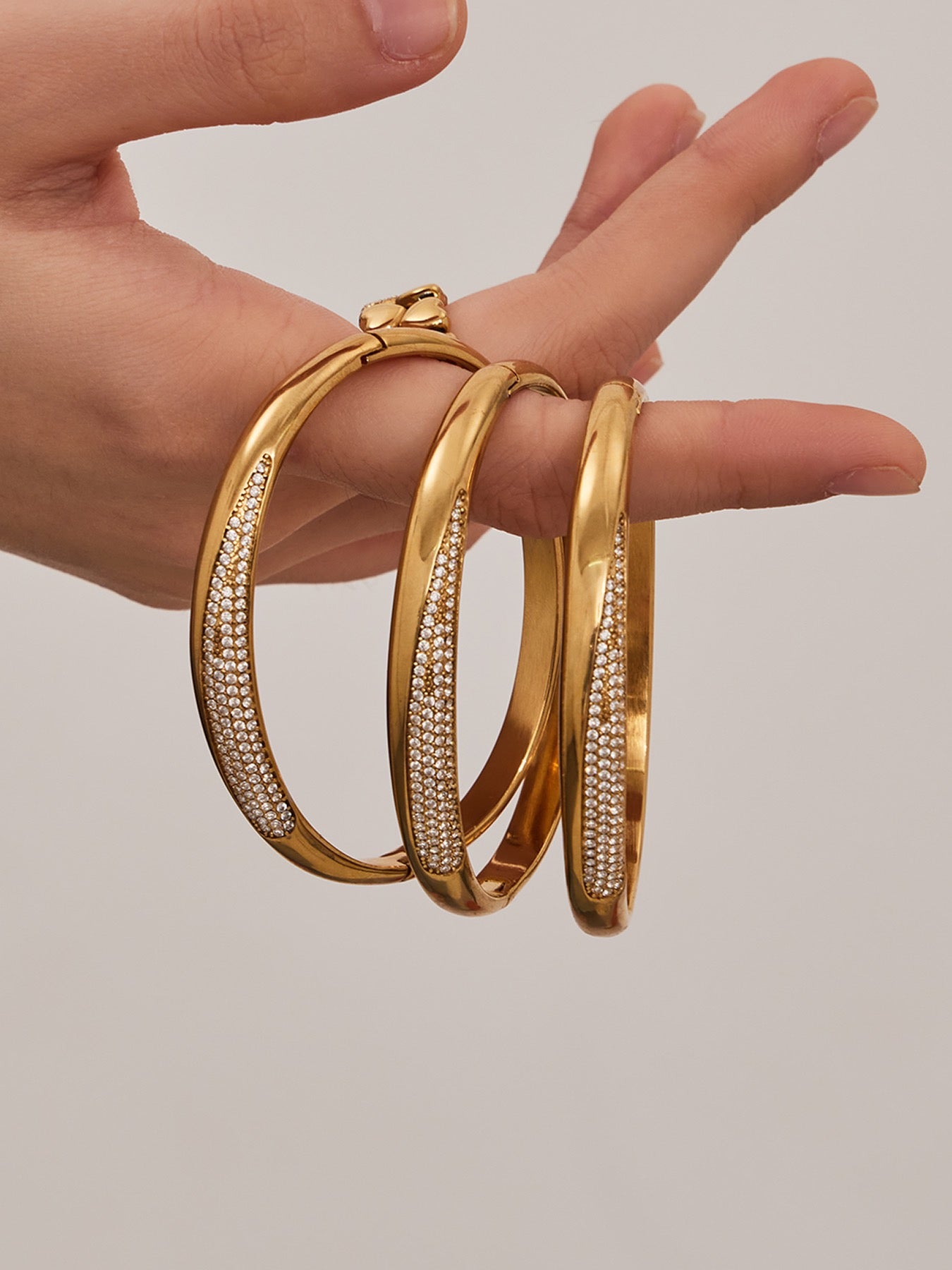 Gold Pavé Bangle- اسوارة جولدبيف