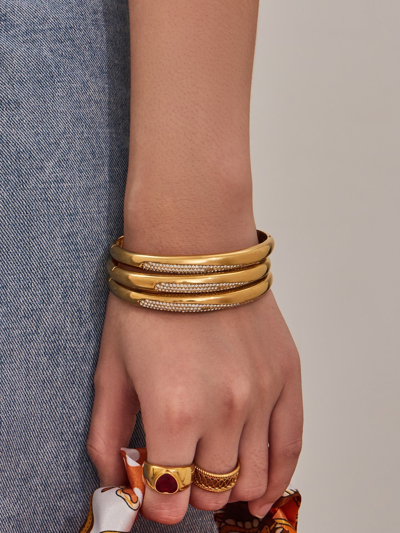 Gold Pavé Bangle- اسوارة جولدبيف