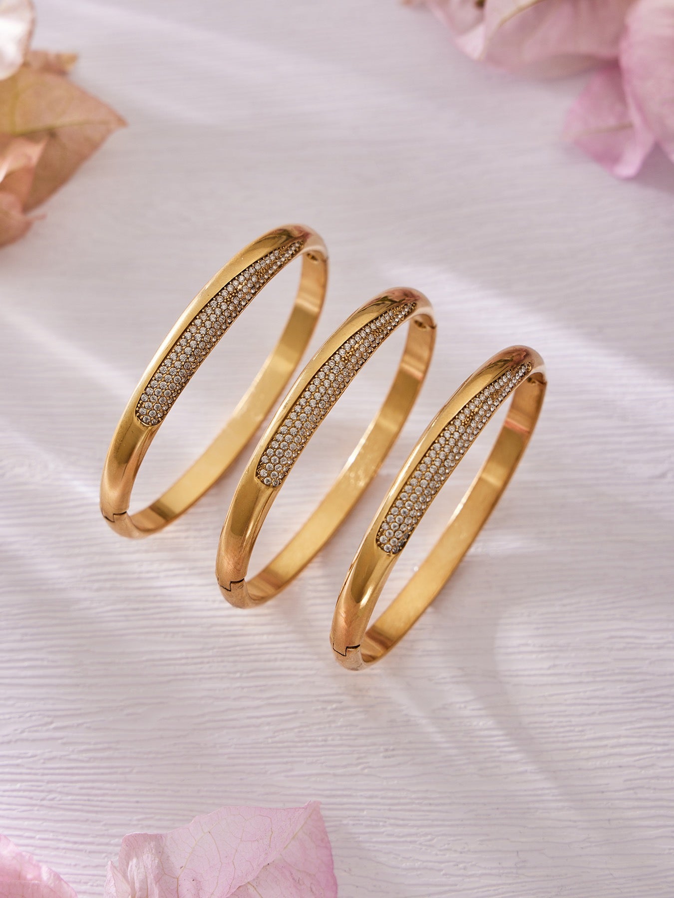 Gold Pavé Bangle- اسوارة جولدبيف