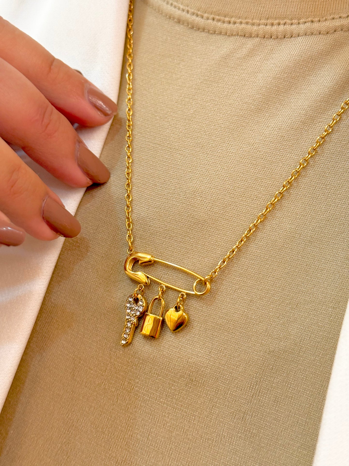 Lockheart Necklace- قلادة لوكهارت