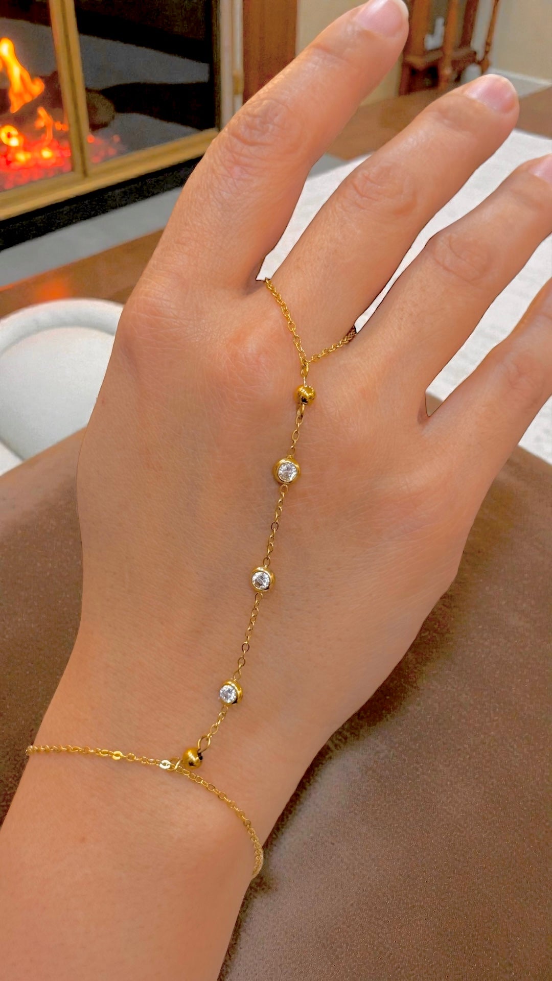 شباحية سيرين   - Serene Hand Chain